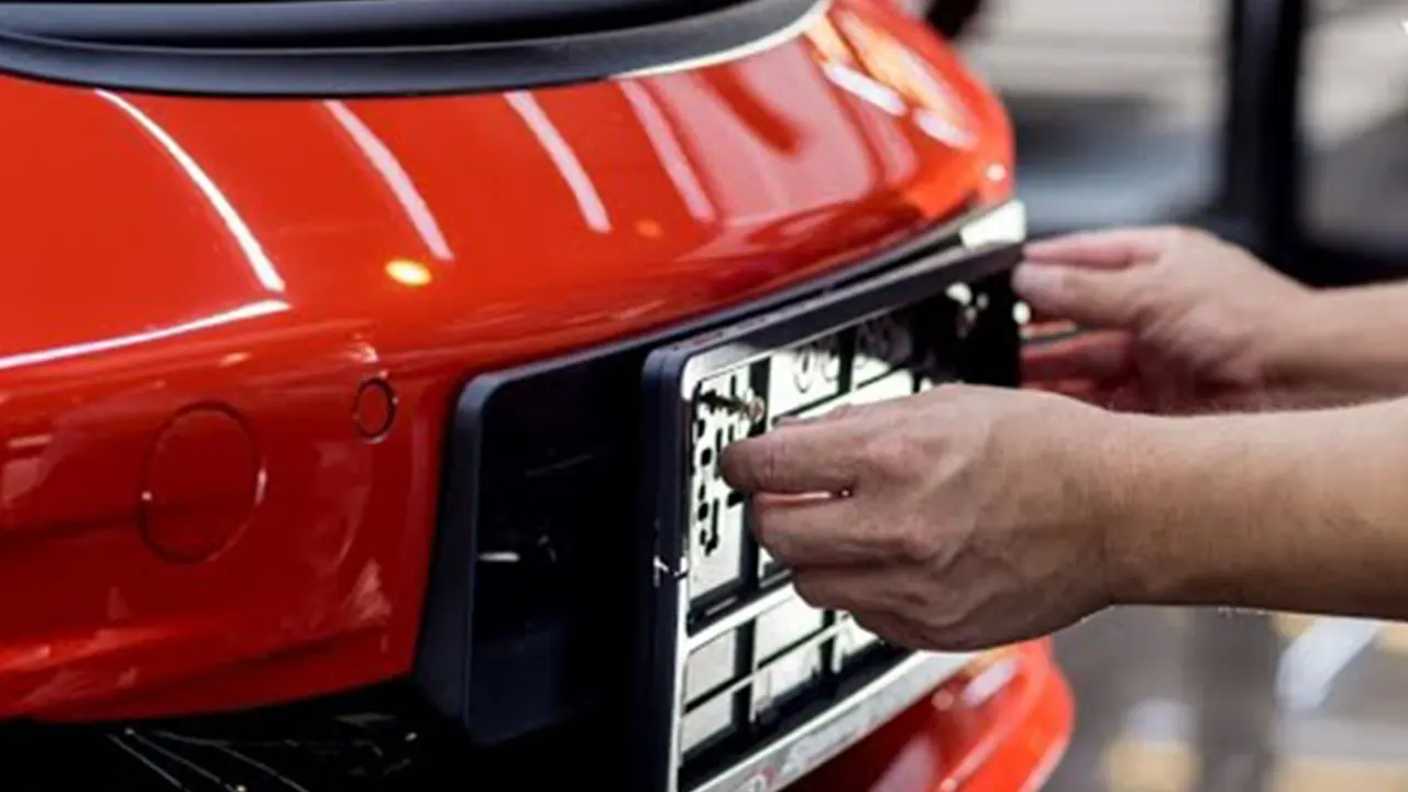 are license plate frames illegal