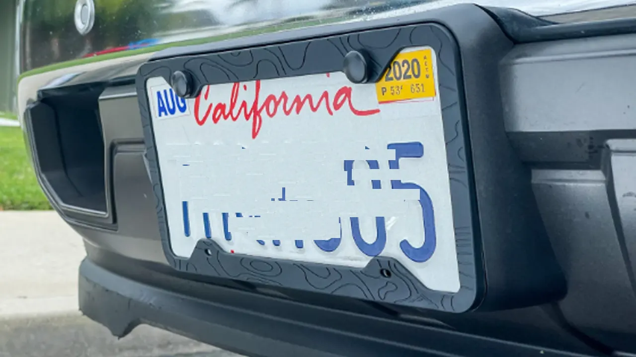 does a plastic license plate frame scratch car paint